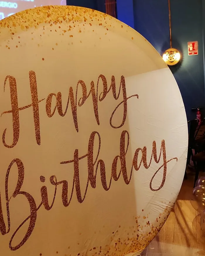 Globo gigante de «Happy Birthday» en la sala