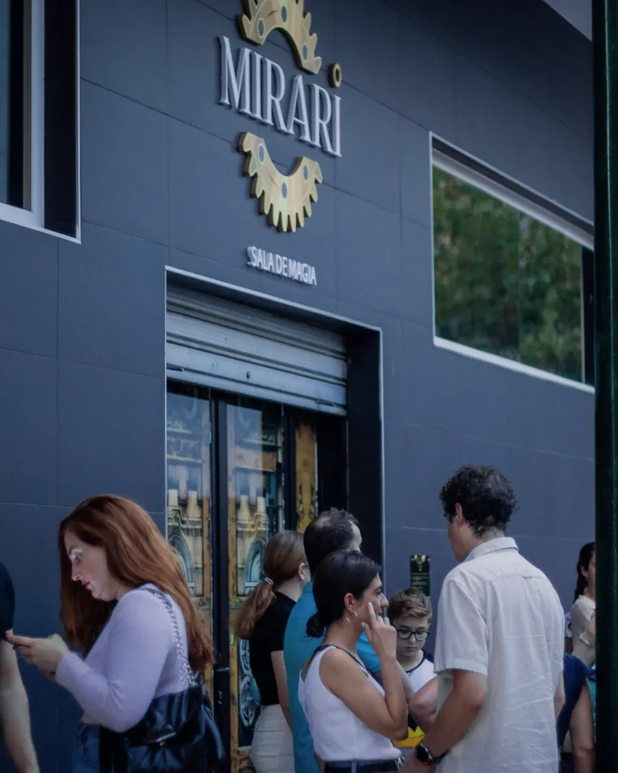 Público esperando en la puerta de la sala Mirari, con el logo del engranaje en la fachada